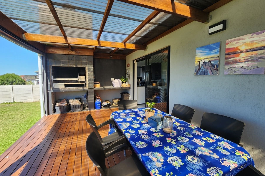 3 Bedroom Property for Sale in Wavecrest Eastern Cape